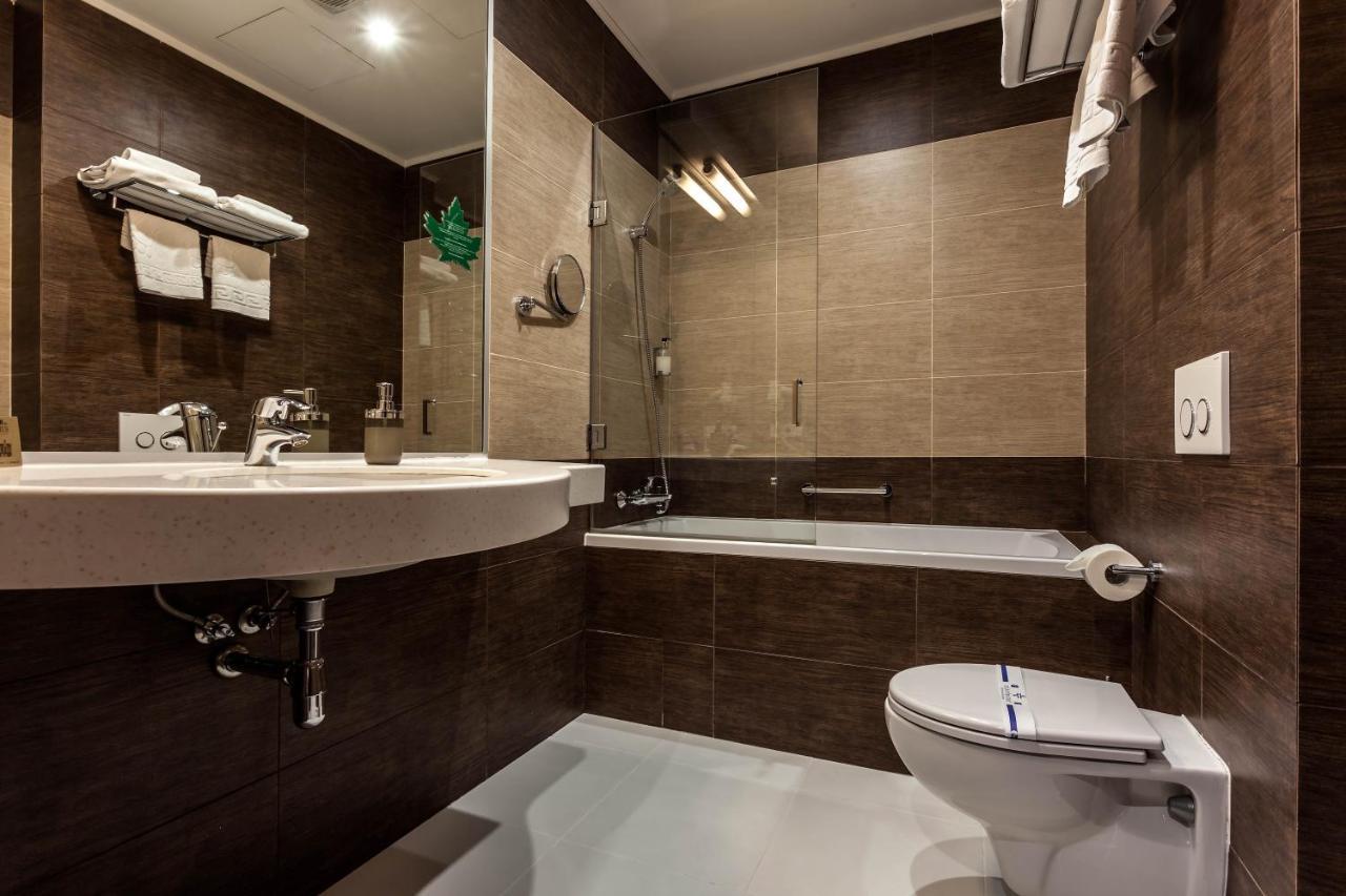 Rius Hotel Lviv Bagian luar foto
