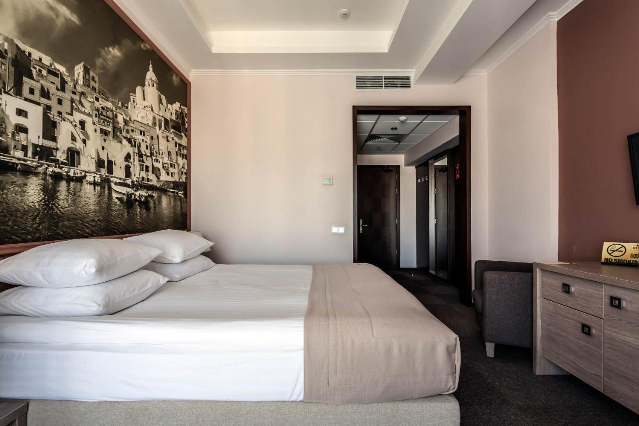 Rius Hotel Lviv Bagian luar foto
