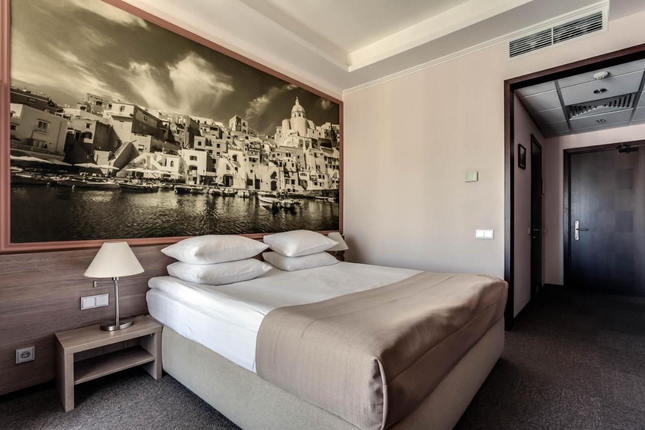 Rius Hotel Lviv Bagian luar foto