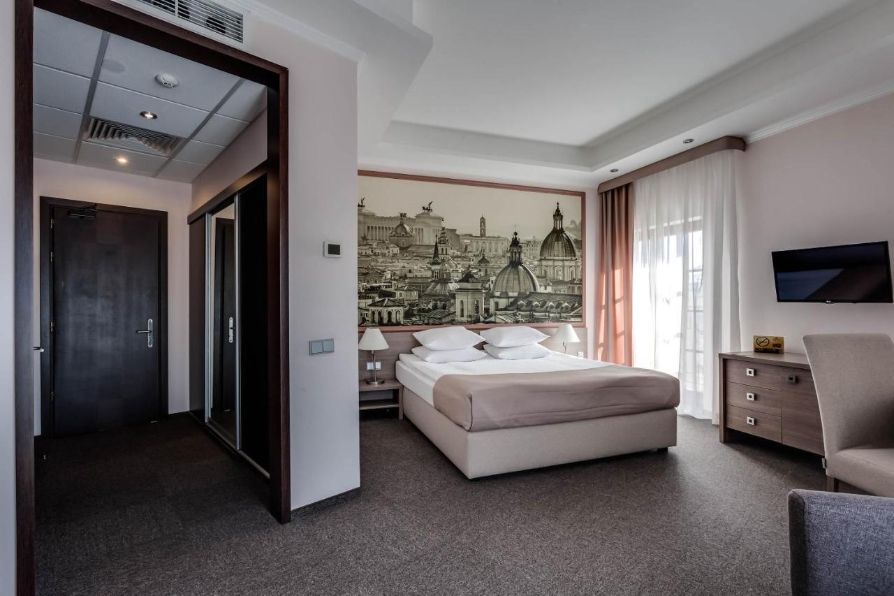 Rius Hotel Lviv Bagian luar foto