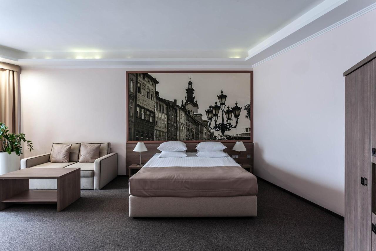 Rius Hotel Lviv Bagian luar foto