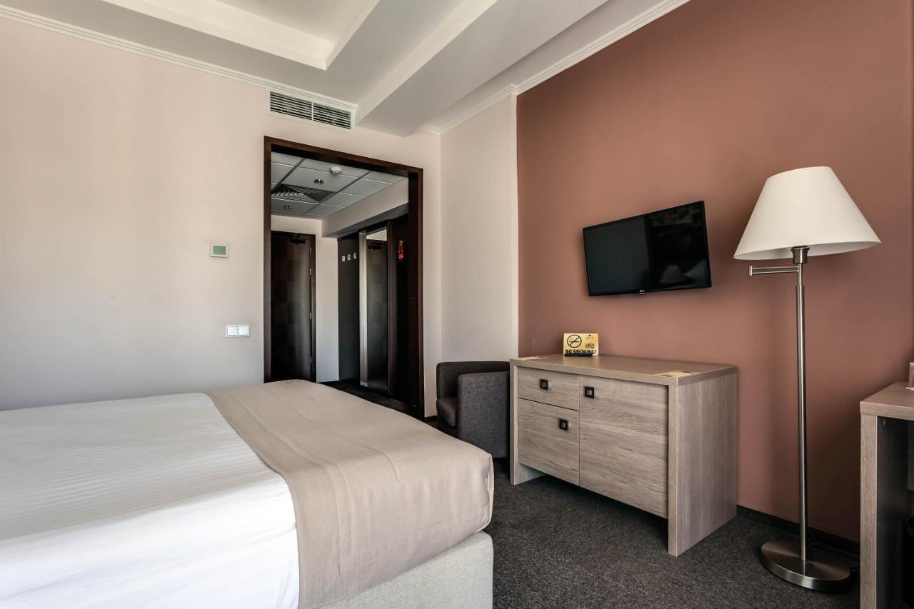 Rius Hotel Lviv Bagian luar foto