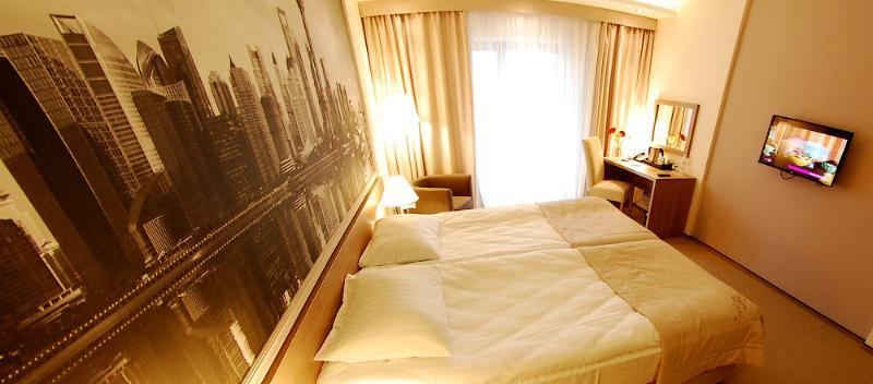 Rius Hotel Lviv Bagian luar foto