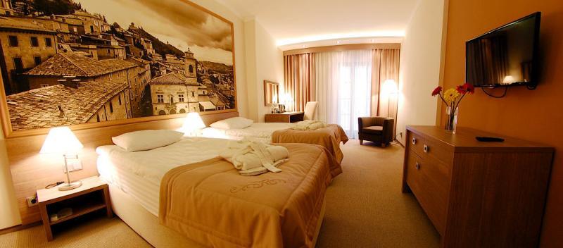 Rius Hotel Lviv Bagian luar foto