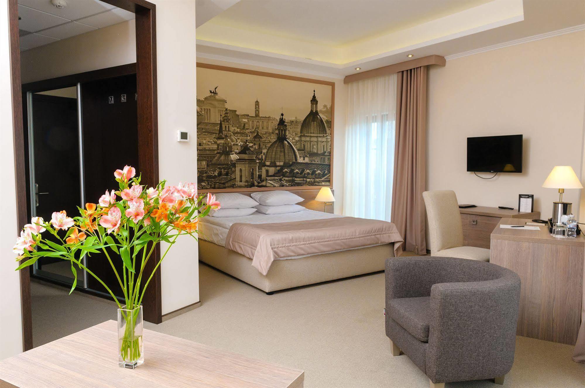 Rius Hotel Lviv Bagian luar foto