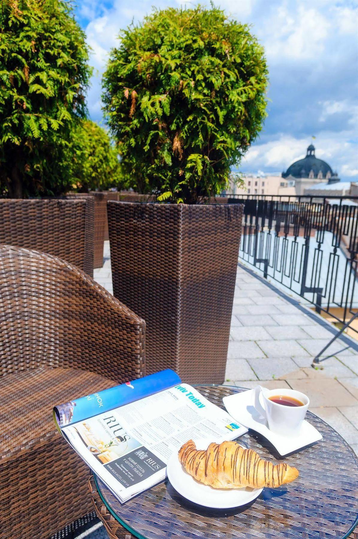 Rius Hotel Lviv Bagian luar foto
