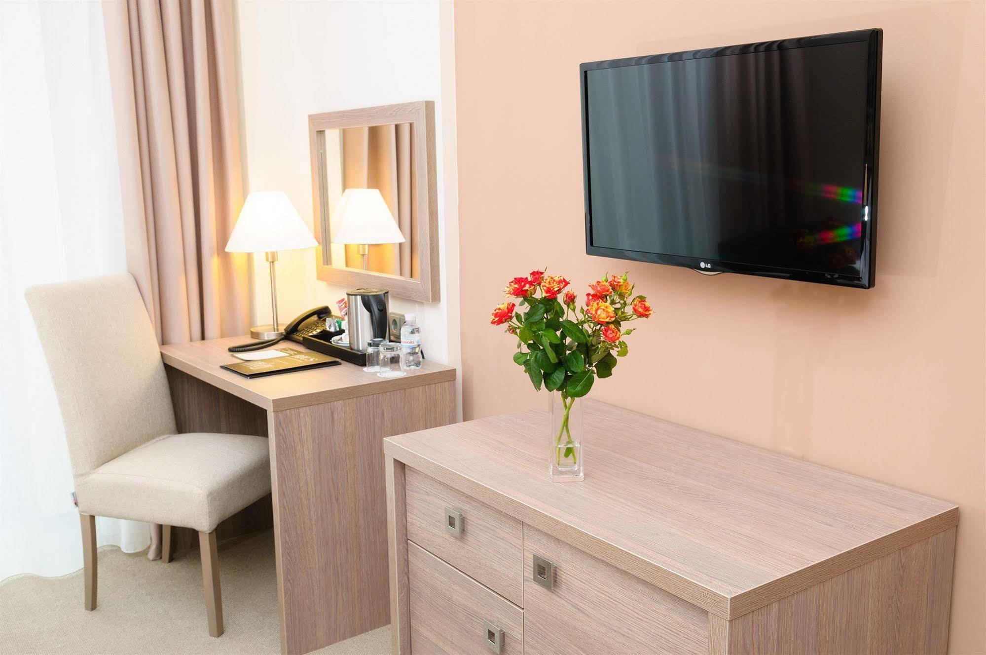 Rius Hotel Lviv Bagian luar foto